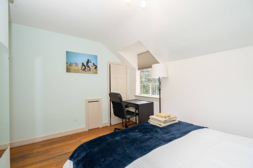 Spacious 4BR CozySuites in Old Town Alexandria - photo 3