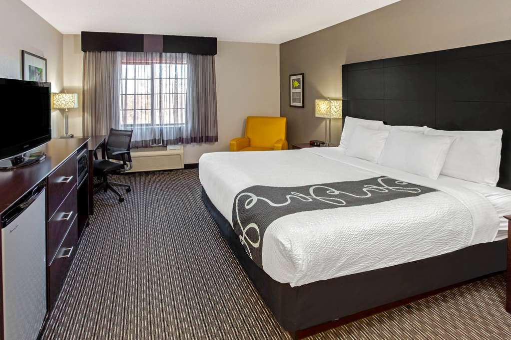 La Quinta Inn & Suites by Wyndham Milwaukee Delafield - photo 19