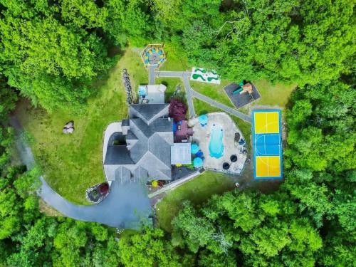 Sleeps 14 Pool Hot Tub Sauna Pickleball Arcade — Stroudsburg