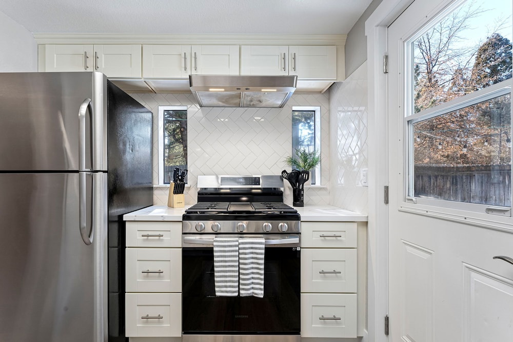 Elegant 4BD Reno Abode Close to Shops and Casinos - photo 3