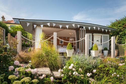 The Chandlery Shack Cosy sleeps 2 Lyme Regis in Lyme Regis, United Kingdom