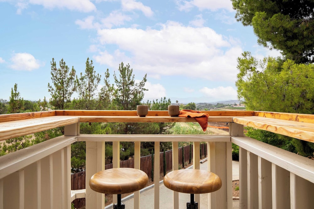 Chateau Syrah by AvantStay Picturesque Estate w Pool Hot Tub Table Tennis Pool Table New Pickleball Court Basketball hoop in Temecula, United States