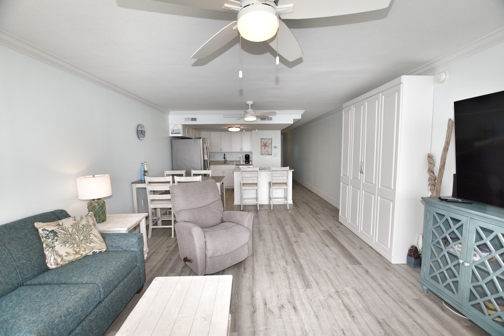 1109 Waters Edge Resort 1 Bedroom Condo by RedAwning - photo 14