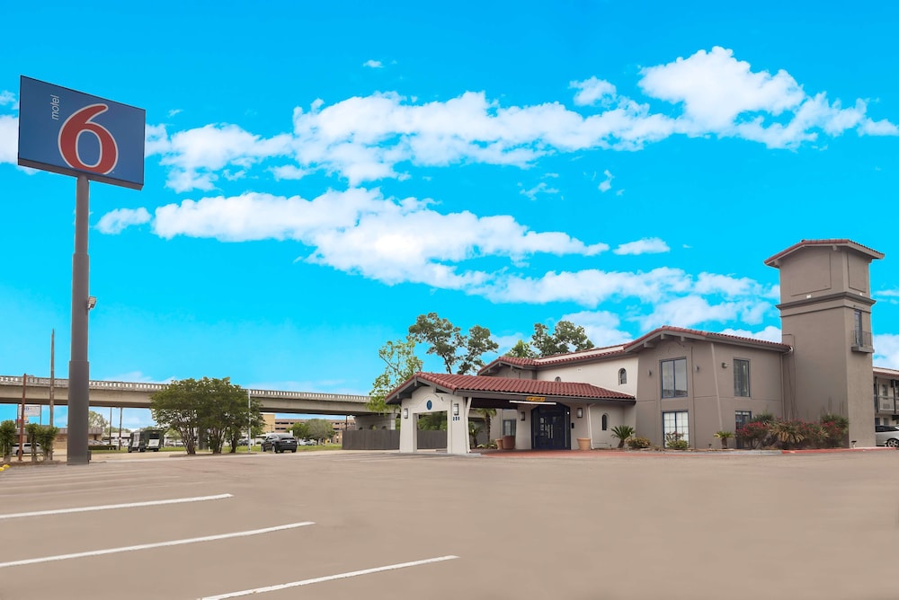 Motel 6 Beaumont TX - featured photo