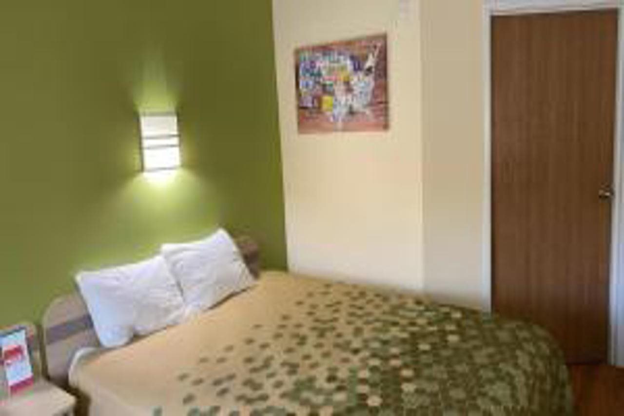 Econo Lodge Hot Springs South - photo 10