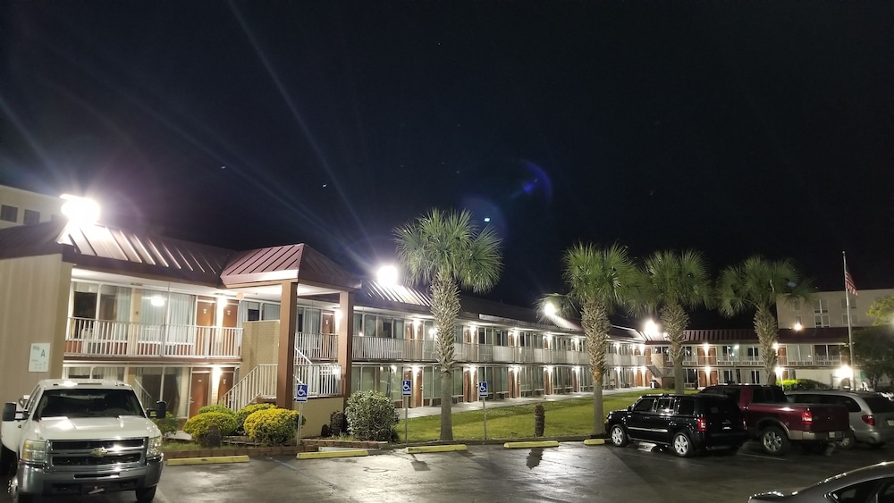 Days Inn & Suites by Wyndham Charleston Airport West - photo 16