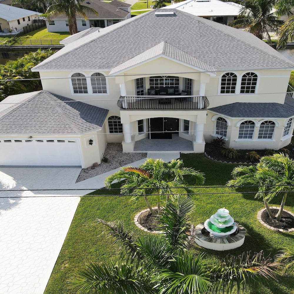 Golden Globe luxury on the canal with poolspa in Cape Coral, United States