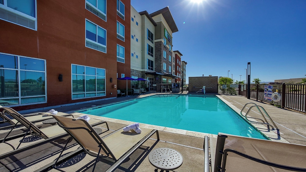 Holiday Inn Express & Suites Ridgecrest China Lake by IHG - photo 14