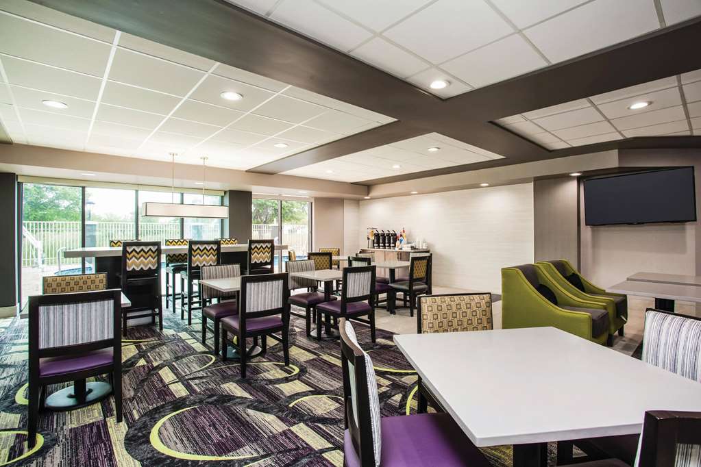 La Quinta Inn & Suites by Wyndham Clearwater South - photo 31