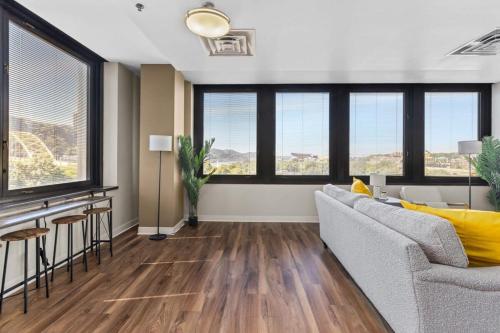 2BR Downtown Apartment with Gym & Deck — 4-Star Luxury Hotel in Pittsburgh, United States