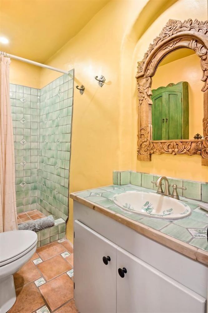 Amor Historic Adobe in the Heart of The Railyard and Downtown Santa Fe Hot Tub - photo 23