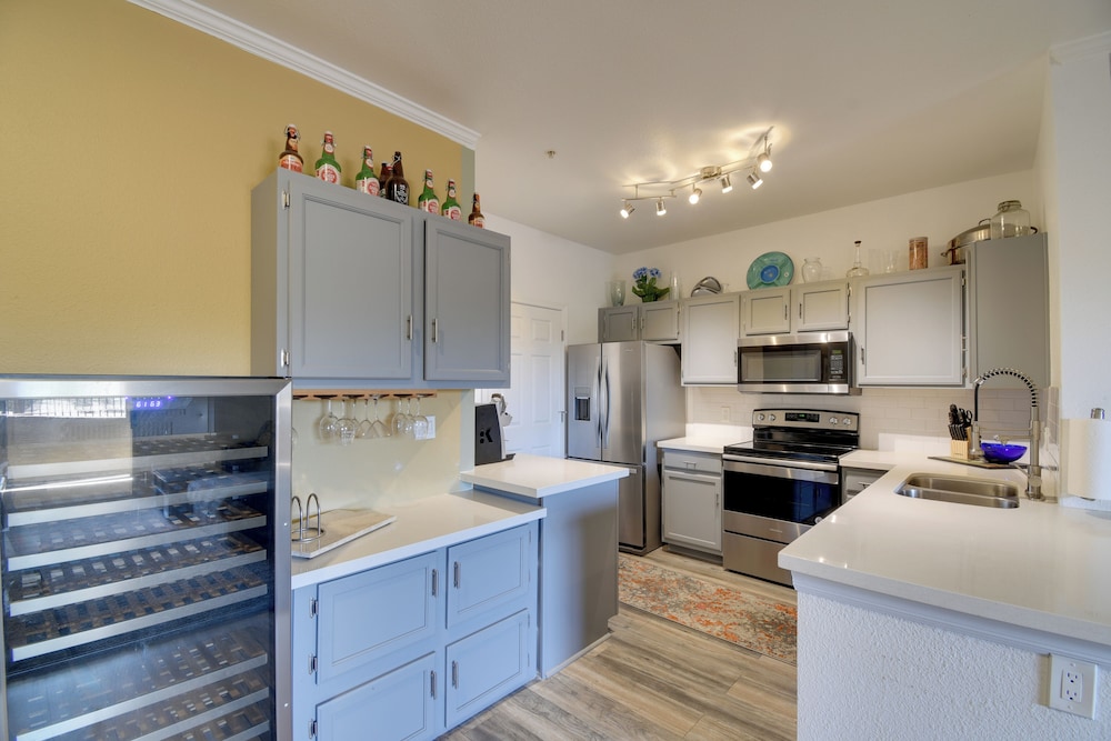 'red Rox' Phoenix Condo w Patio 3 Mi to Airport — 4-Star Luxury Hotel in Phoenix, United States