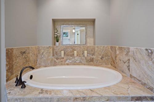 Five Peaks ac hot Tub 5br 3.5ba - photo 13