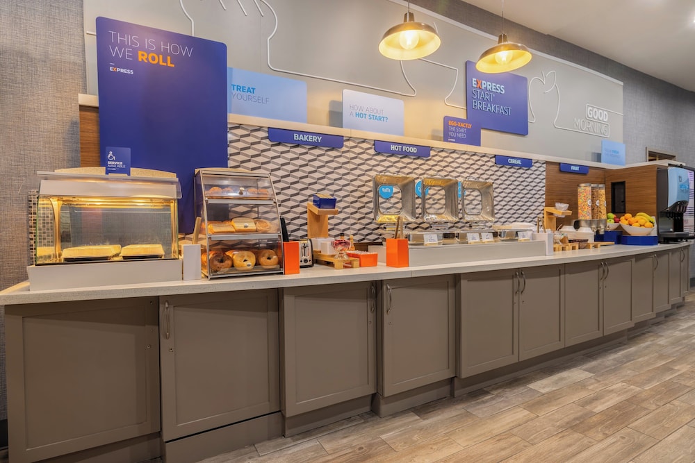 Holiday Inn Express and Suites Kansas City Airport by IHG - photo 41