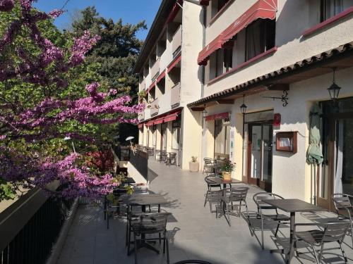 Hotel Restaurant Le Tanargue — Avignon