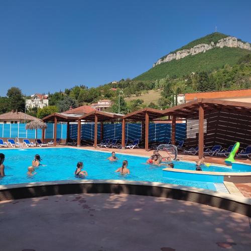 Mobil Home 4 a 6 Personnes Camping Paradis 4 Etoiles — 4-Star Luxury Hotel in Clohars-Carnoet, France