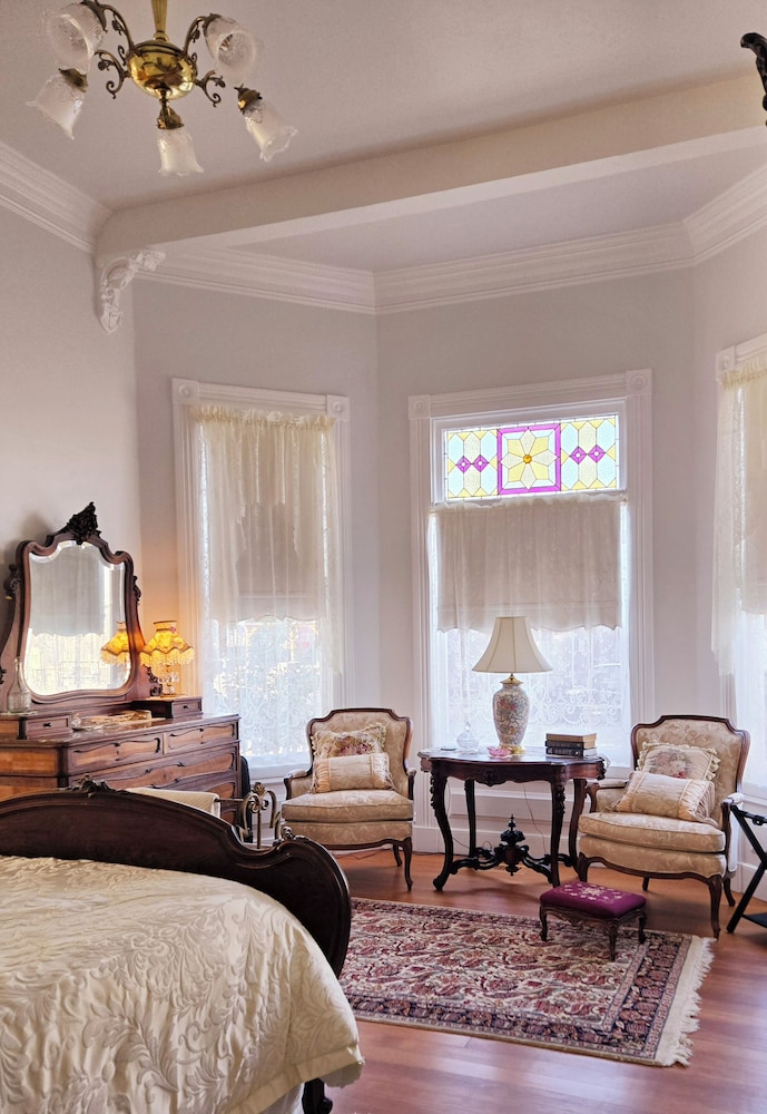 The Queen On Main — hotel in Winters