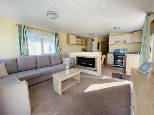 New Forest Bees Holiday Home Bashley — 4-Star Luxury Hotel in New Milton, United Kingdom
