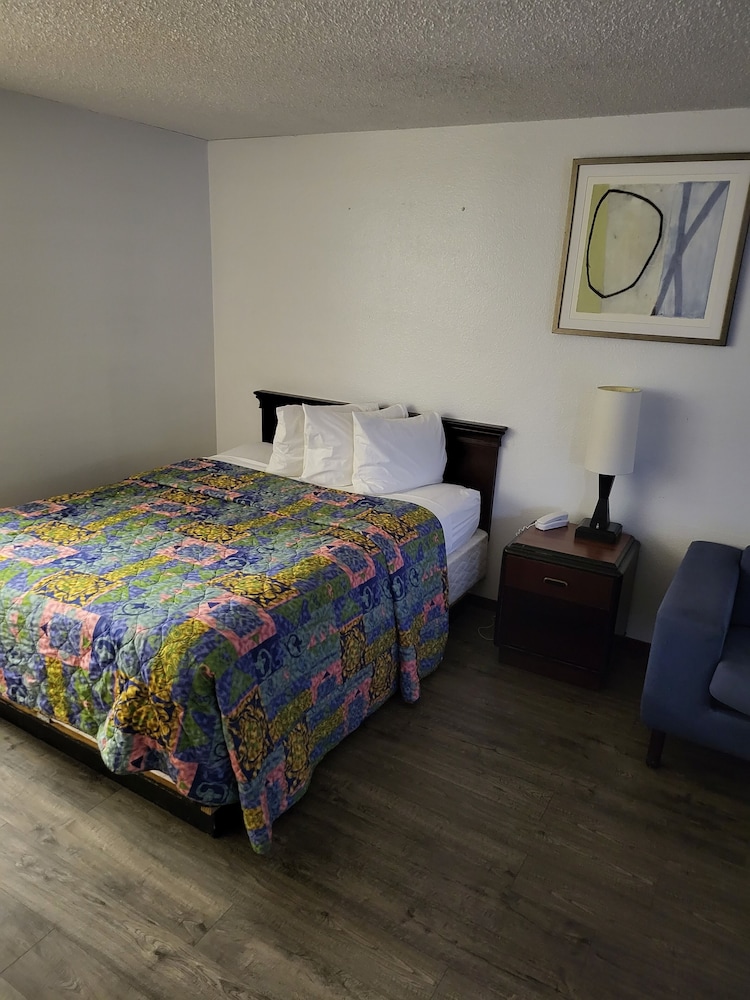 Smokey Point Motor Inn - photo 31