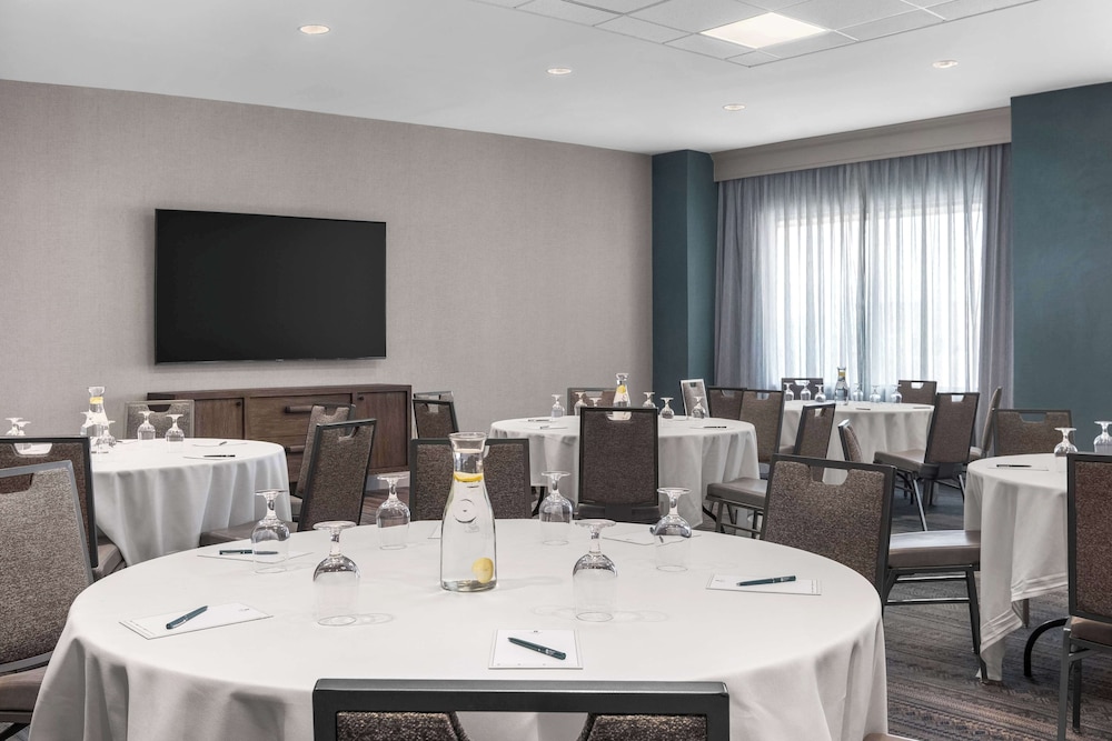 Embassy Suites by Hilton El Paso - photo 58
