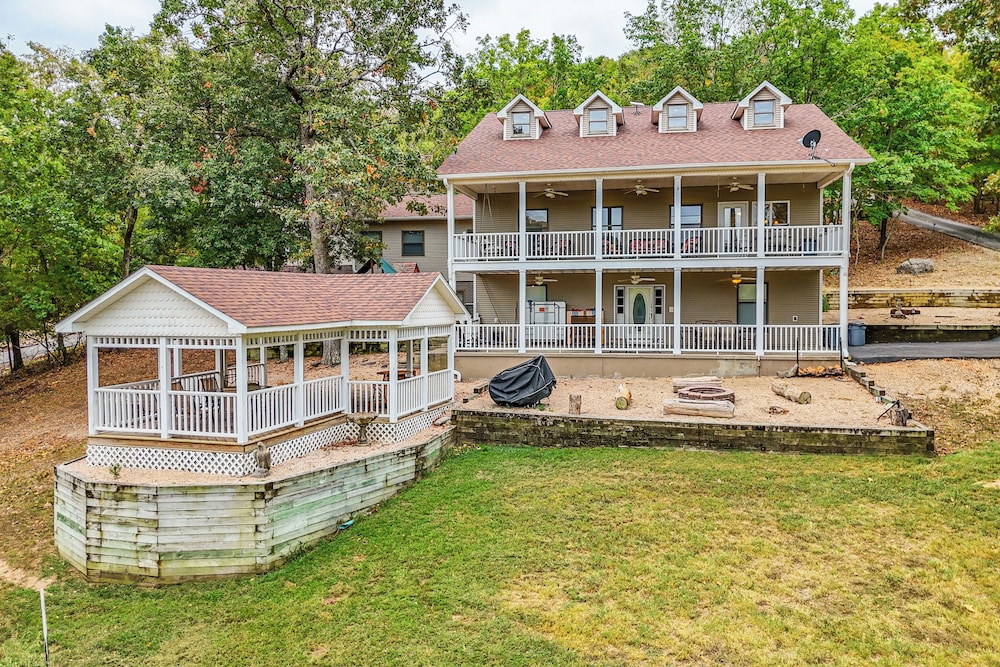 Waterfront Beaver Lake House with Deck and Fire Pit — 4-Star Luxury Hotel in Eureka Springs, United States