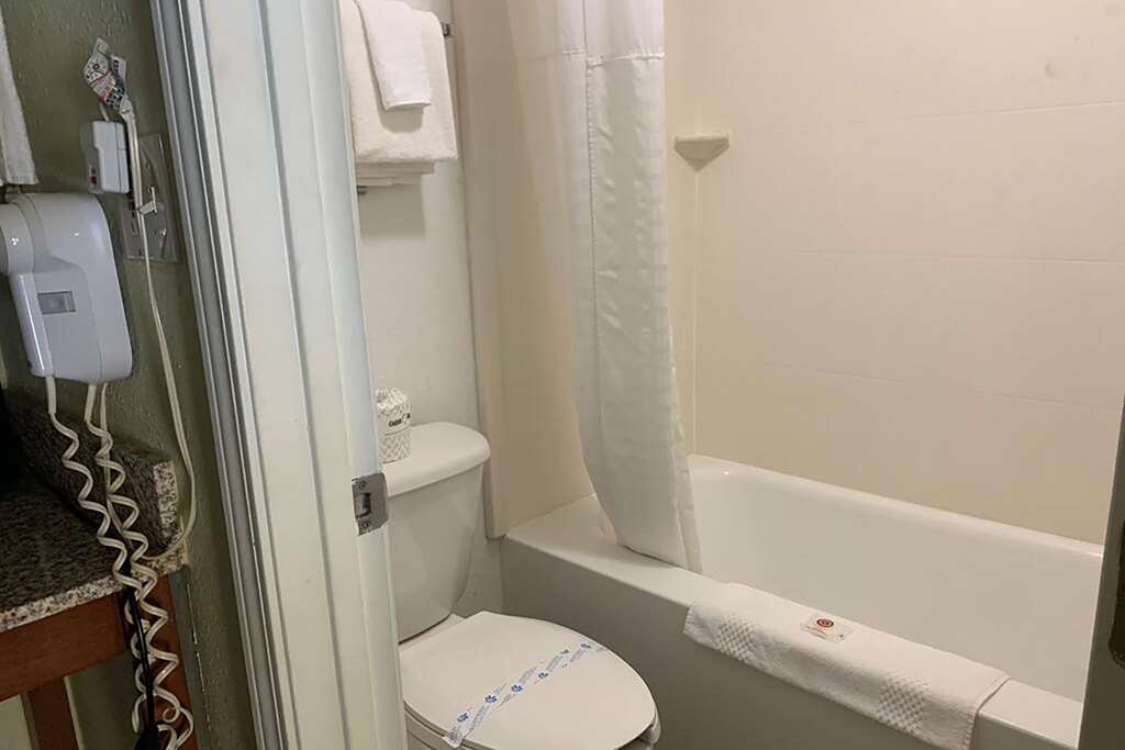 Days Inn by Wyndham Austintown - photo 15