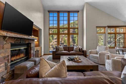 Spectacular views with Private Hot Tub Sleeps 16 in Beavercreek, United States