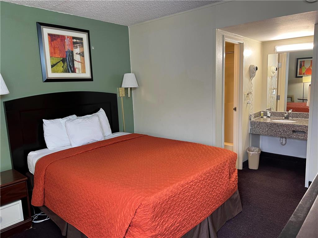Days Inn by Wyndham Southern Hills ORU - photo 13