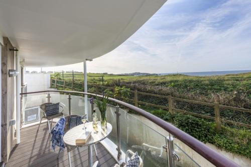 10 Bredon Court Close to Town & Beaches Free Parking & WiFi Sea View — 4-Star Luxury Hotel in Newquay, United Kingdom