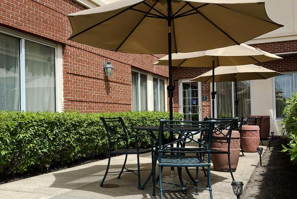 La Quinta Inn & Suites by Wyndham Islip MacArthur Airport - photo 32