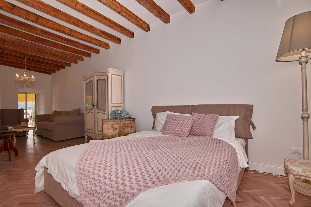 Romantic Benaco Salò App. 01 — 4-Star Luxury Hotel in Salo, Italy