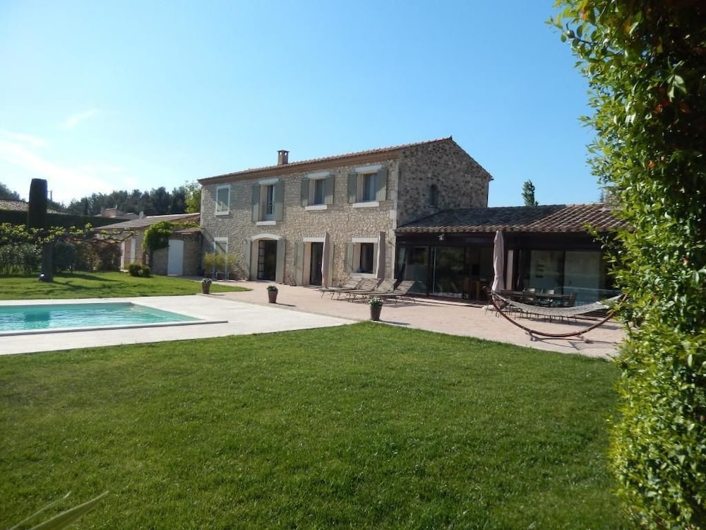 Chambres D'hotes Saint Rémy de Provence Au Cèdre de Saint Rémy — 4-Star Luxury Hotel in Saint-Remy-De-Provence, France