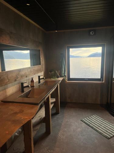 Hjelvikhytta Flott Beliggenhet Ved Sjøen in Unknown City, Norway