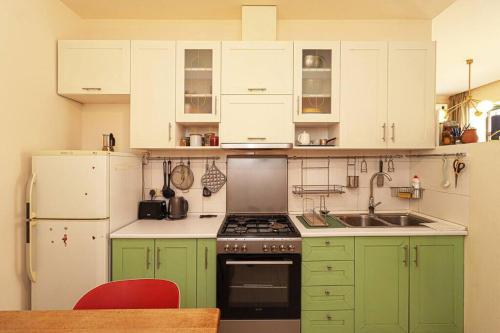 Vintage 2BR Apartment Managed By Wehost