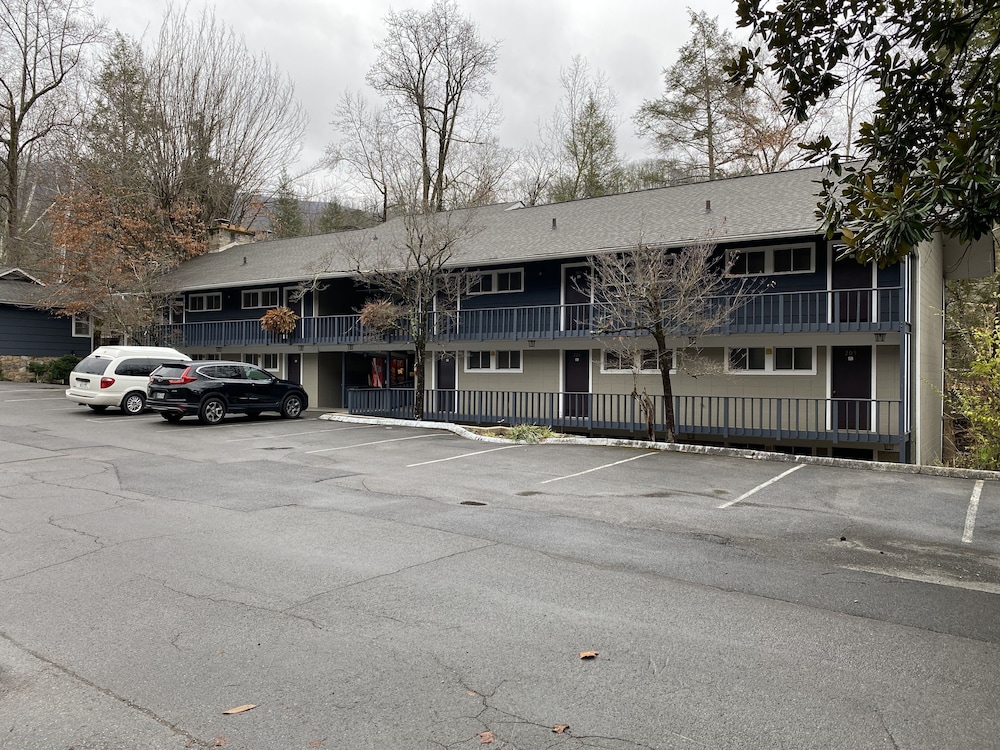Carr's Northside Motel and Cottages - photo 111