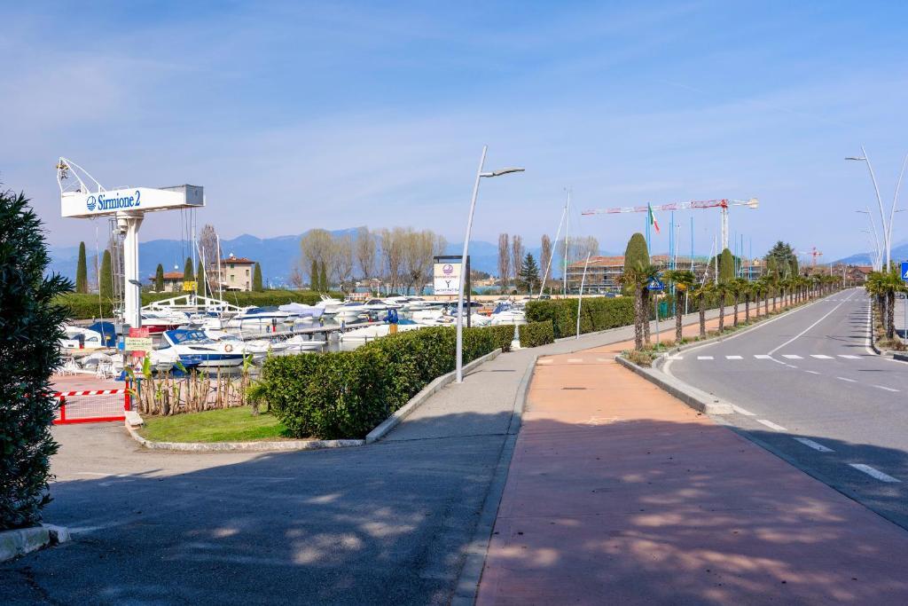 Azzurra Suite monolocale con piscina e WiFi — 4-Star Luxury Hotel in Sirmione, Italy