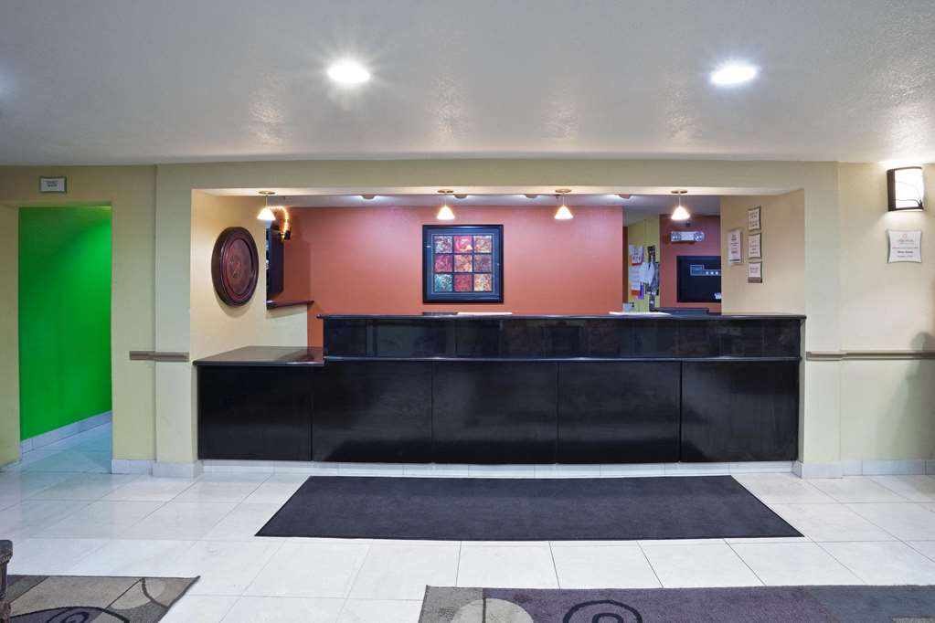 La Quinta Inn & Suites by Wyndham Salina - photo 7