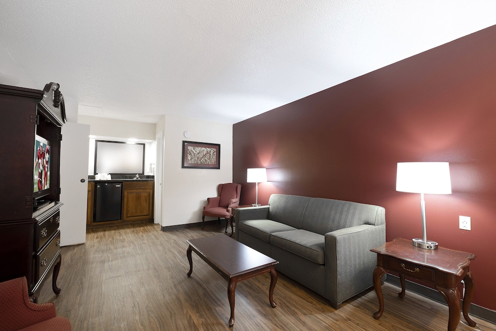 Red Roof Inn & Suites Calhoun - photo 14