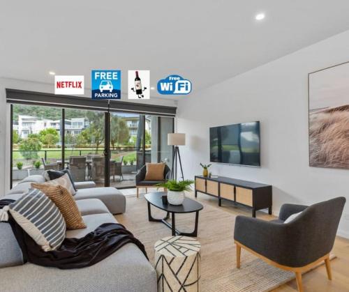 Modern Spacious Coastal 4 Bedroom Town House — 4-Star Luxury Hotel in Safety Beach, Australia