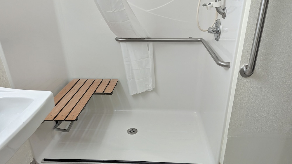 Estherville Hotel & Suites - photo 54