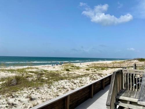 Ocean Mile F 4 Beachfront Community Pool — hotel in Eastpoint