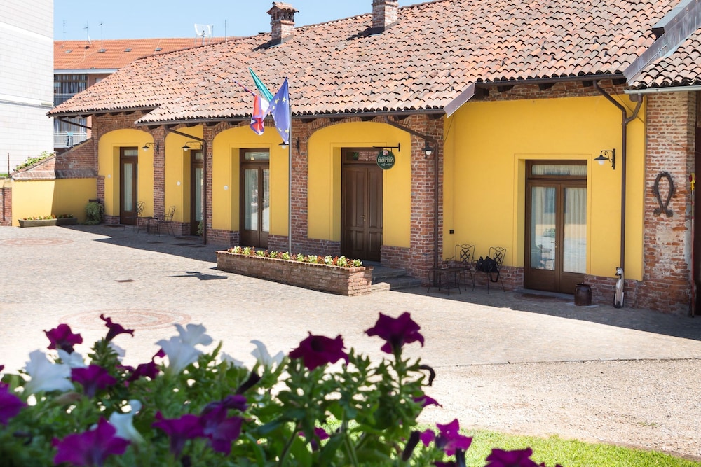 Casa Del Grande Vecchio — 4-Star Luxury Hotel in Airasca, Italy