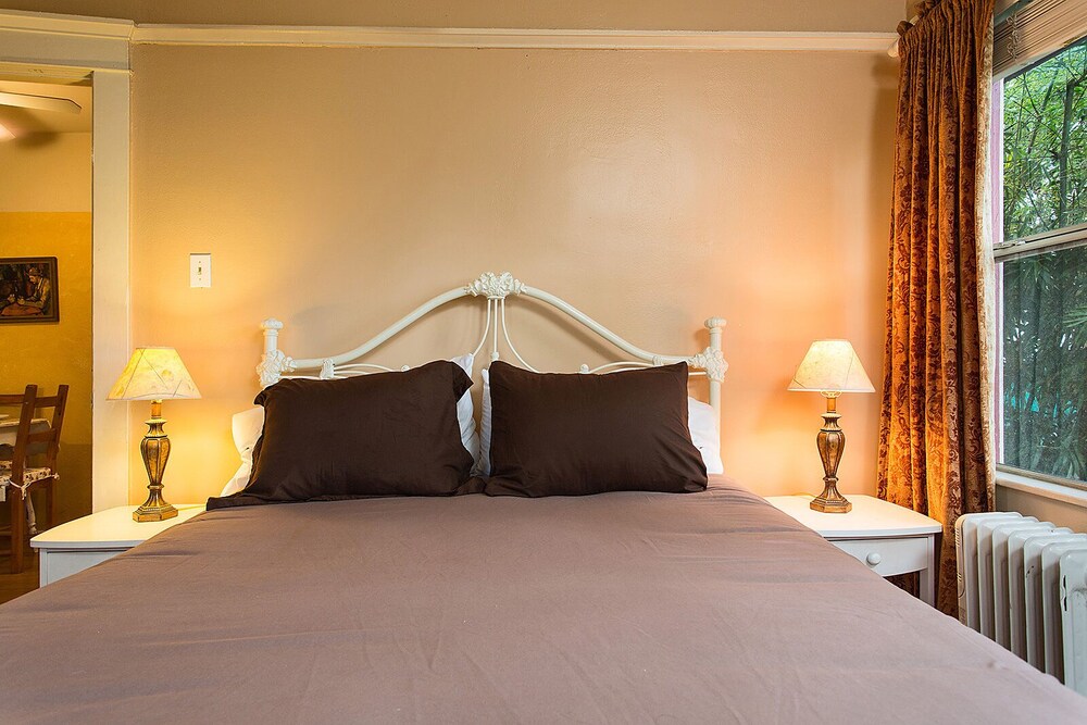 Hollywood Hills Suites - photo 2