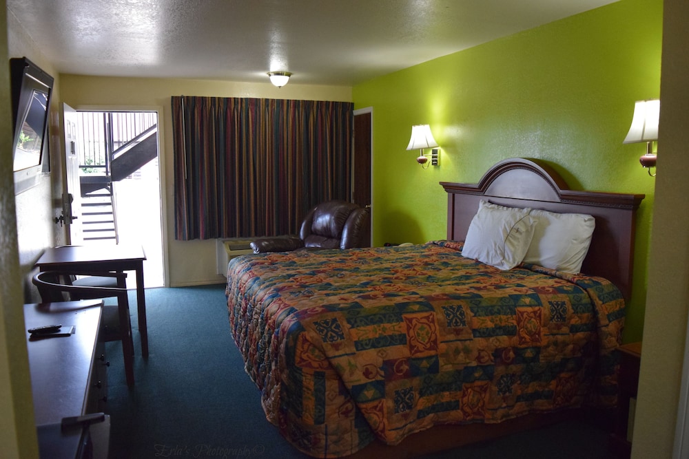 Claremore Motor Inn - photo 7