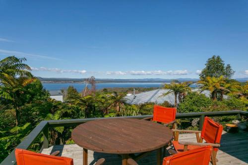 Charming 3BR Retreat With Fireplace and Views in Taupo, New Zealand