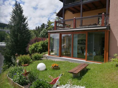 Wohlfuhlgastehaus Eva Maria Schatzle — Schonach Im Schwarzwald