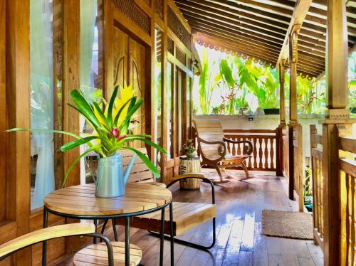 Ubud Auroville bright wooden home with kitchen — 4-Star Luxury Hotel in Ubud, Indonesia