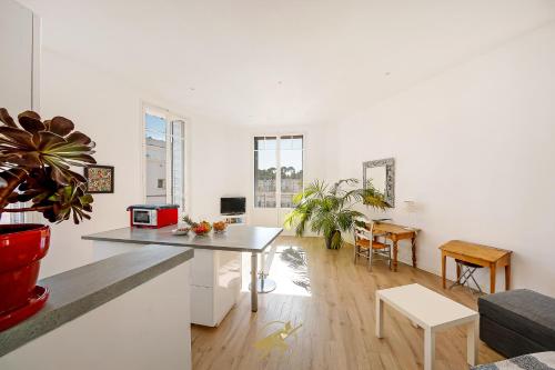 Grand T2 Hausmannien Face a la Gare Hyeres Thd Fibre Park Proche Clim in Hyeres, France