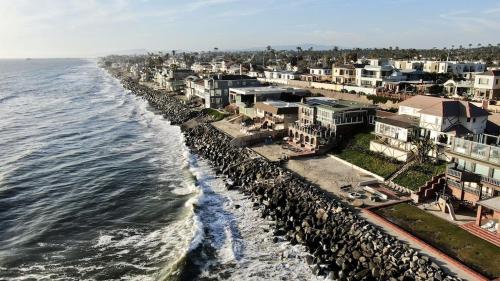 Villa Jules Oceanfront Private Beach Fire Pit — 4-Star Luxury Hotel in Oceanside, United States