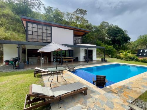 Finca cerca a Medellín Villa Cerat — 4-Star Luxury Hotel in Sopetran, Colombia